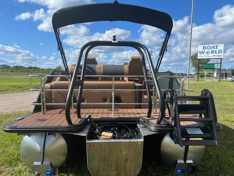 Slide: The Image of Bentley Pontoons Elite 223 Swingback Tritoon 2026 - 34