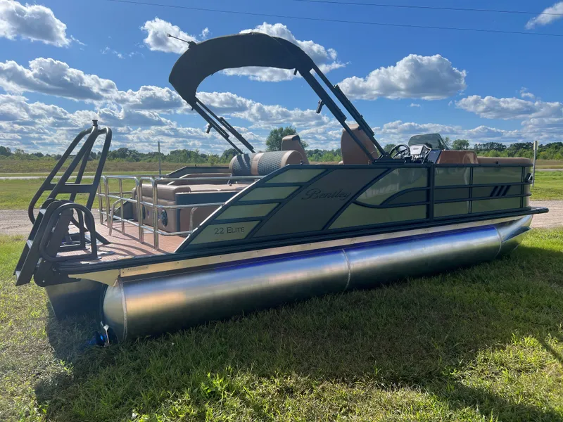 Slide: The Image of Bentley Pontoons Elite 223 Swingback Tritoon 2026 - 35