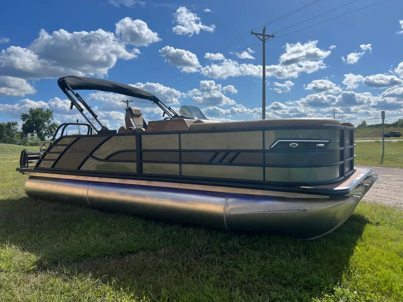 Slide: The Image of Bentley Pontoons Elite 223 Swingback Tritoon 2026 - 36