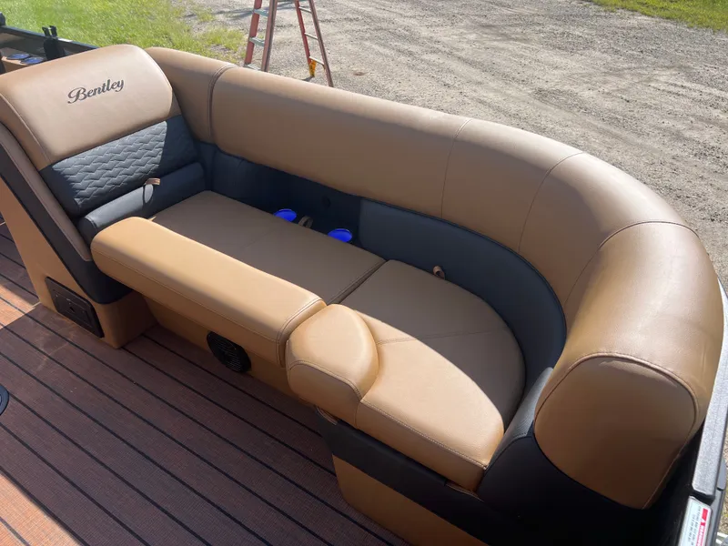 Slide: The Image of Bentley Pontoons Elite 223 Swingback Tritoon 2026 - 4