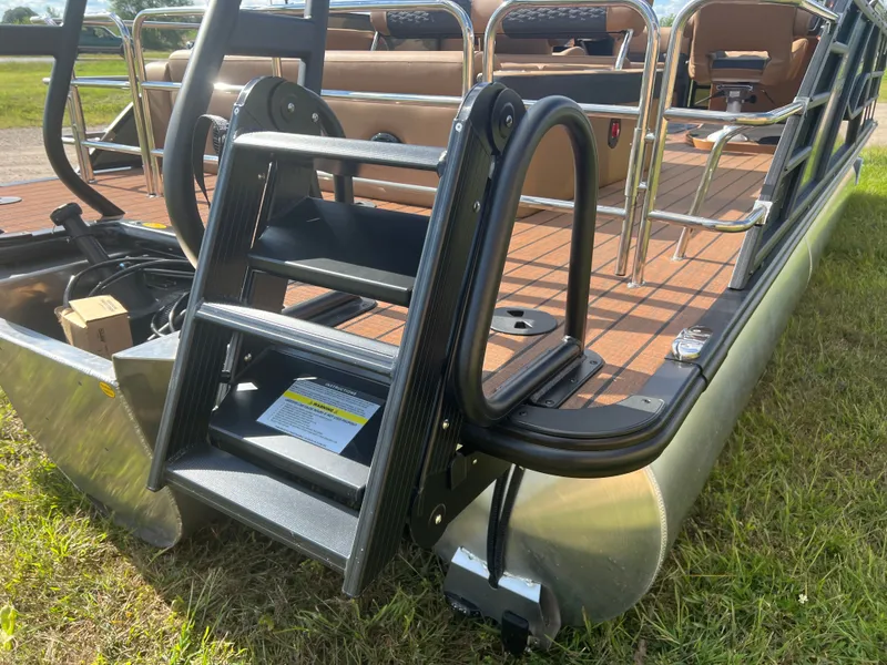 Slide: The Image of Bentley Pontoons Elite 223 Swingback Tritoon 2026 - 40