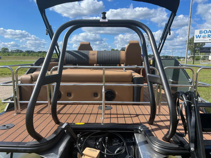 Slide: The Image of Bentley Pontoons Elite 223 Swingback Tritoon 2026 - 41