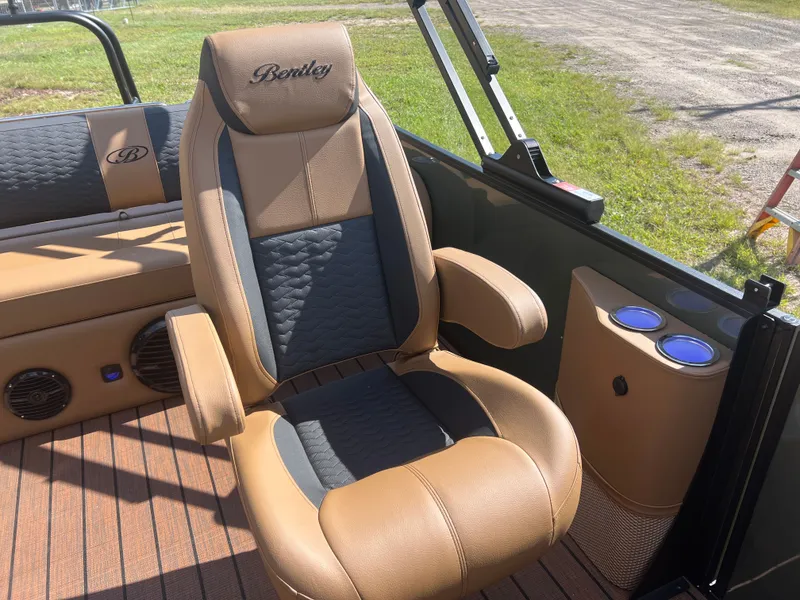 Slide: The Image of Bentley Pontoons Elite 223 Swingback Tritoon 2026 - 6
