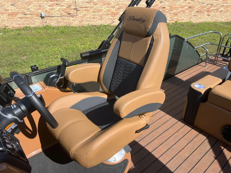 Slide: The Image of Bentley Pontoons Elite 223 Swingback Tritoon 2026 - 8
