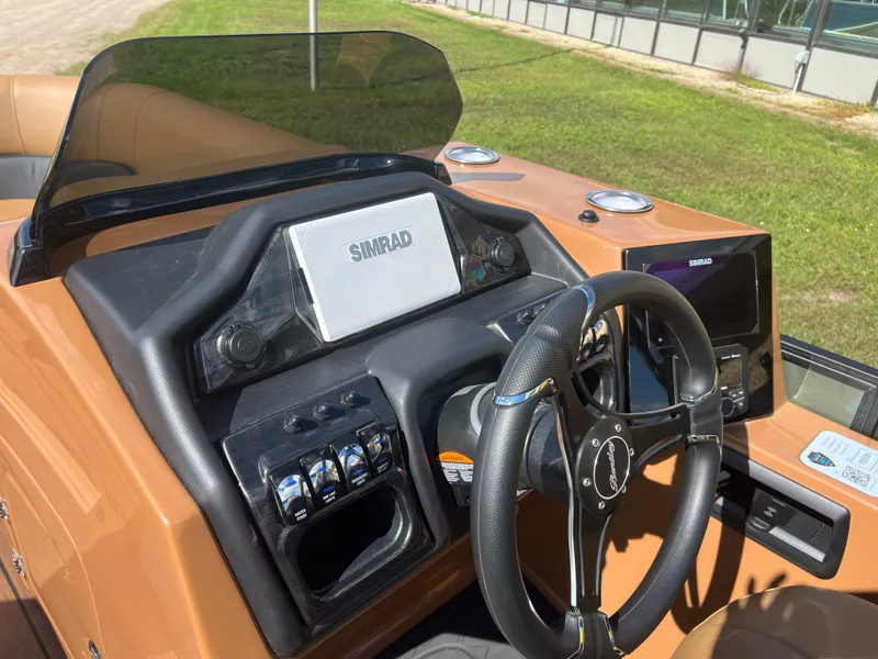 Slide: The Image of Bentley Pontoons Elite 223 Swingback Tritoon 2026 - 9