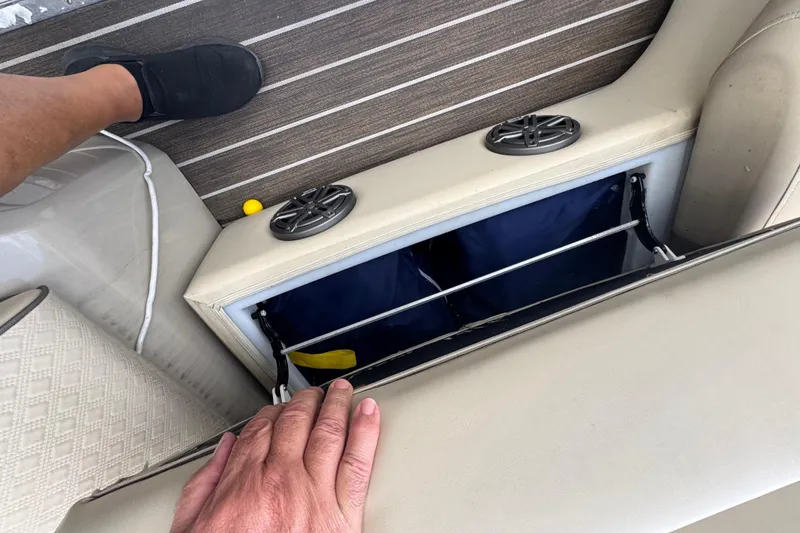 Slide: The Image of JL Audio MediaMaster 50 displaying "Please Wait" message on Premier Solaris 230, 2022 model. - 49