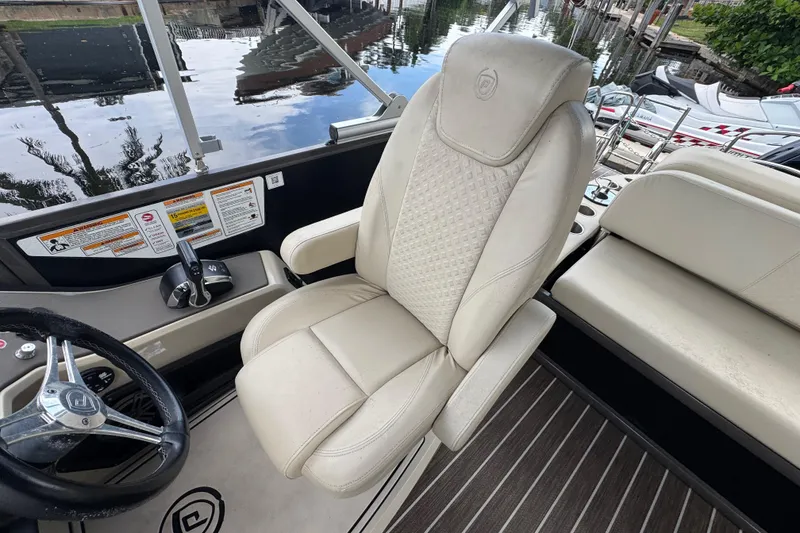 Slide: The Image of Simrad display on Premier Solaris 230, 2022 model, with reflective screen and visible fingerprints. - 59