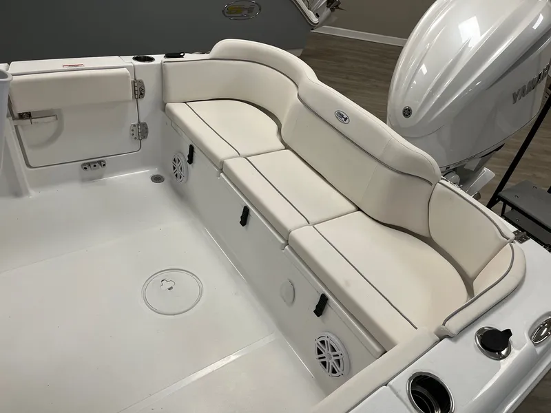 Slide: The Image of Sea Hunt Ultra 235 SE 2026 - 12