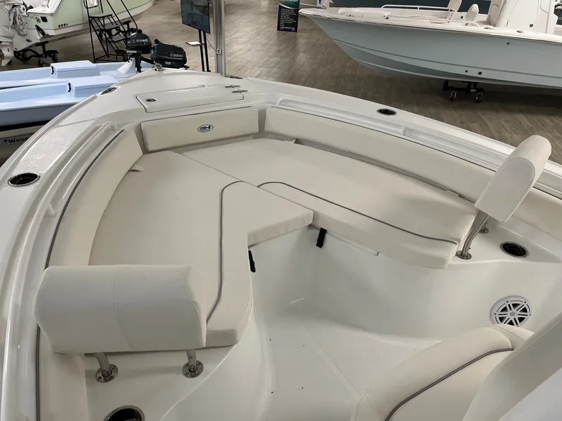 Slide: The Image of Sea Hunt Ultra 235 SE 2026 - 13