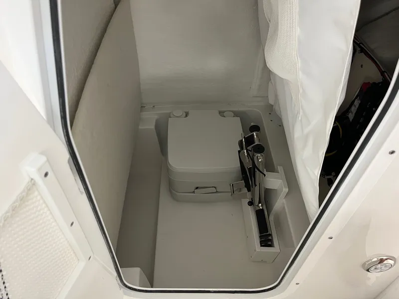 Slide: The Image of Sea Hunt Ultra 235 SE 2026 - 7