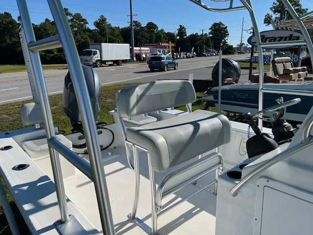 Slide: The Image of KenCraft Bay RIder 2460 2022 - 11