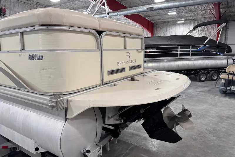 Slide: The Image of 2006 Bennington 2575 RL I/O pontoon boat in indoor storage facility. - 6