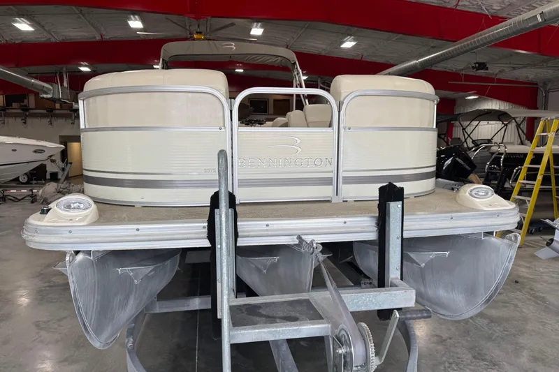 Slide: The Image of 2006 Bennington 2575 RL I/O pontoon boat in a showroom setting. - 7