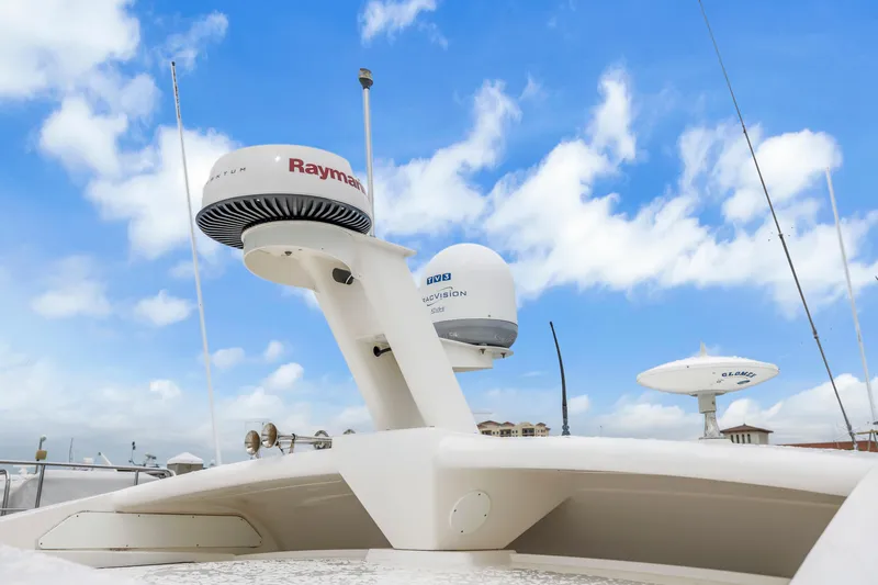 Slide: The Image of Radar equipment on 2017 Sea Ray Sundancer 460 yacht under a clear blue sky. - 17