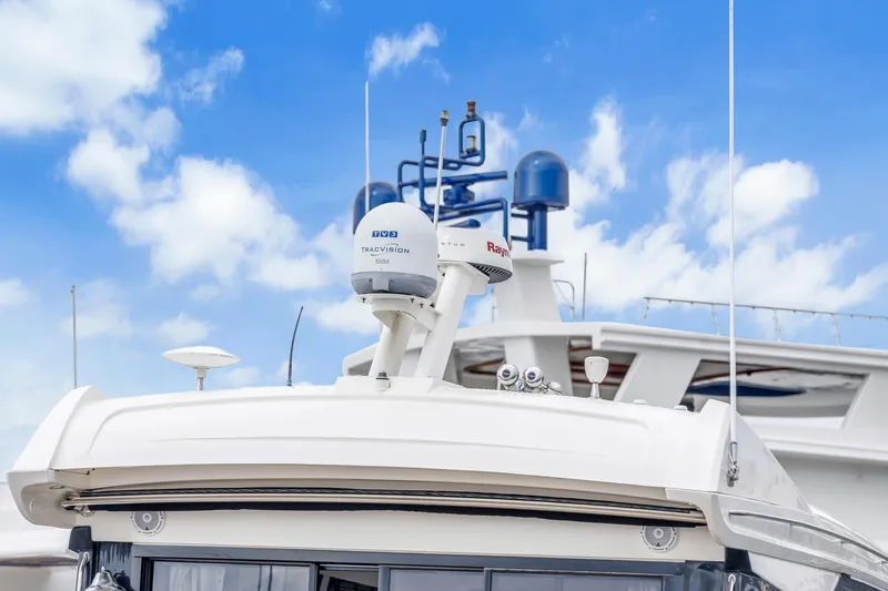 Slide: The Image of 2017 Sea Ray Sundancer 460 yacht with radar equipment against a blue sky. - 18