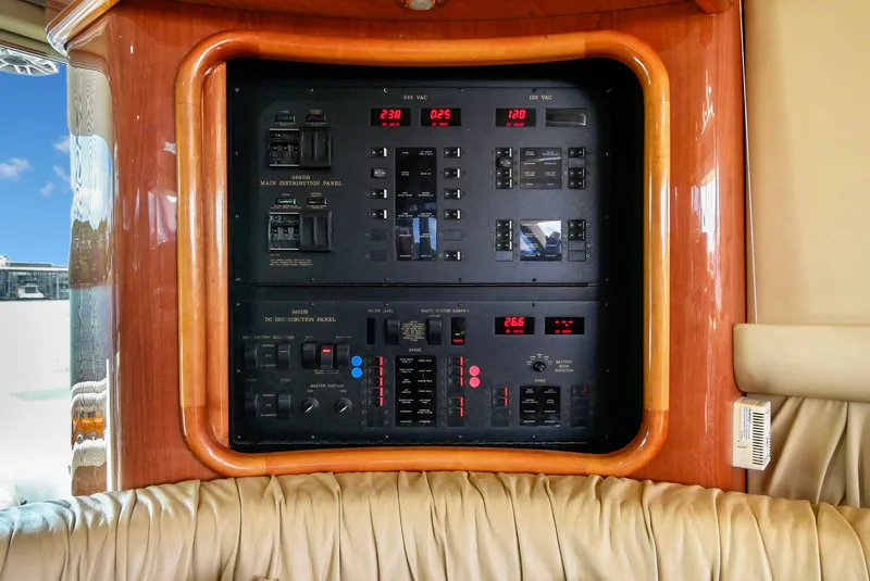 Slide: The Image of Sea Ray 560 Sedan Bridge 1998 - 16