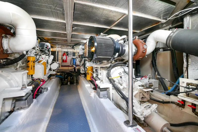 Slide: The Image of Sea Ray 560 Sedan Bridge 1998 - 18