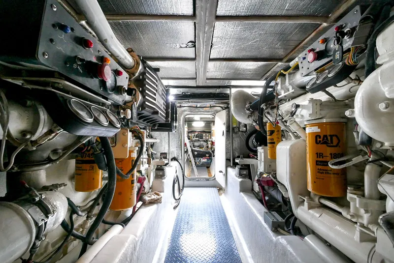 Slide: The Image of Sea Ray 560 Sedan Bridge 1998 - 21