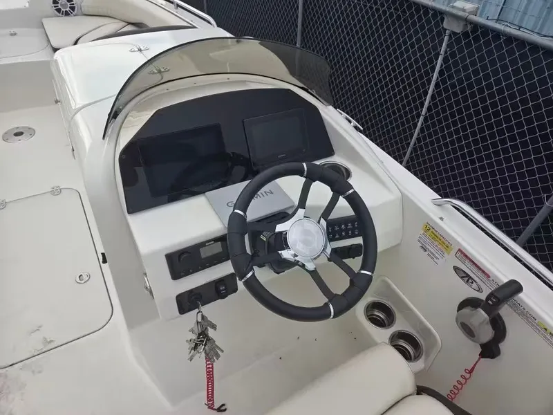 Slide: The Image of Stingray 212 SC 2024 - 9