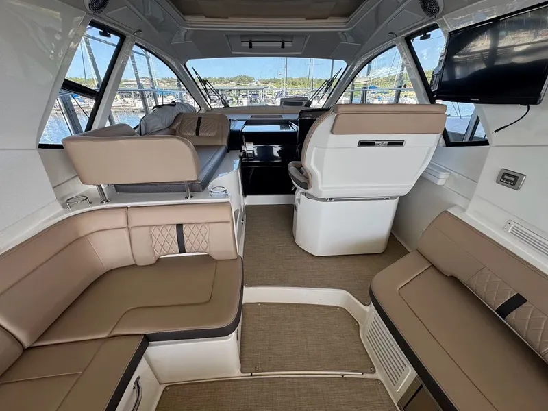 Slide: The Image of Sea Ray Sundancer 350 Coupe 2017 - 13