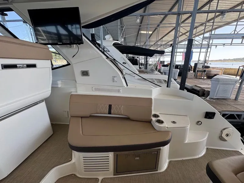 Slide: The Image of Sea Ray Sundancer 350 Coupe 2017 - 14