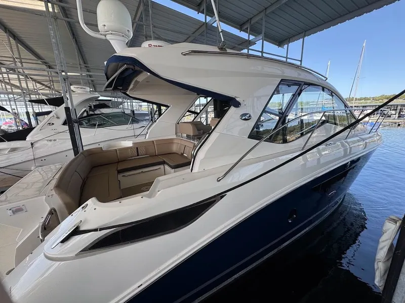 Slide: The Image of Sea Ray Sundancer 350 Coupe 2017 - 23