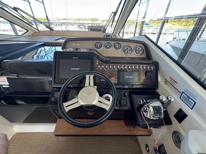 Slide: The Image of Sea Ray Sundancer 350 Coupe 2017 - 27