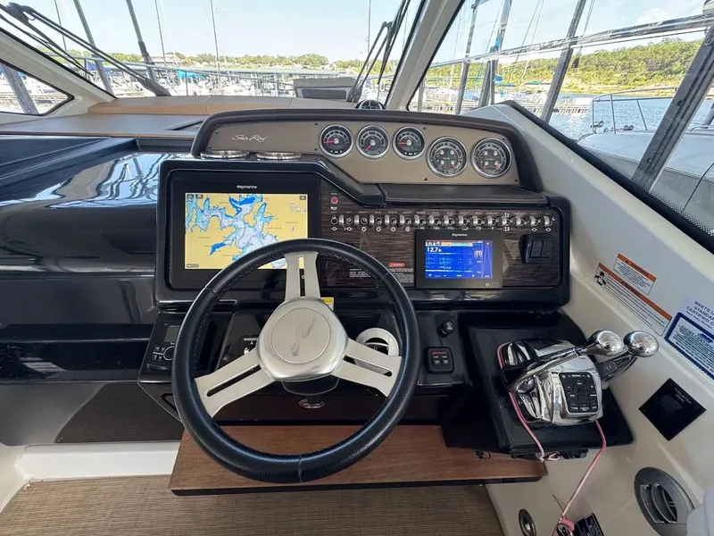 Slide: The Image of Sea Ray Sundancer 350 Coupe 2017 - 28