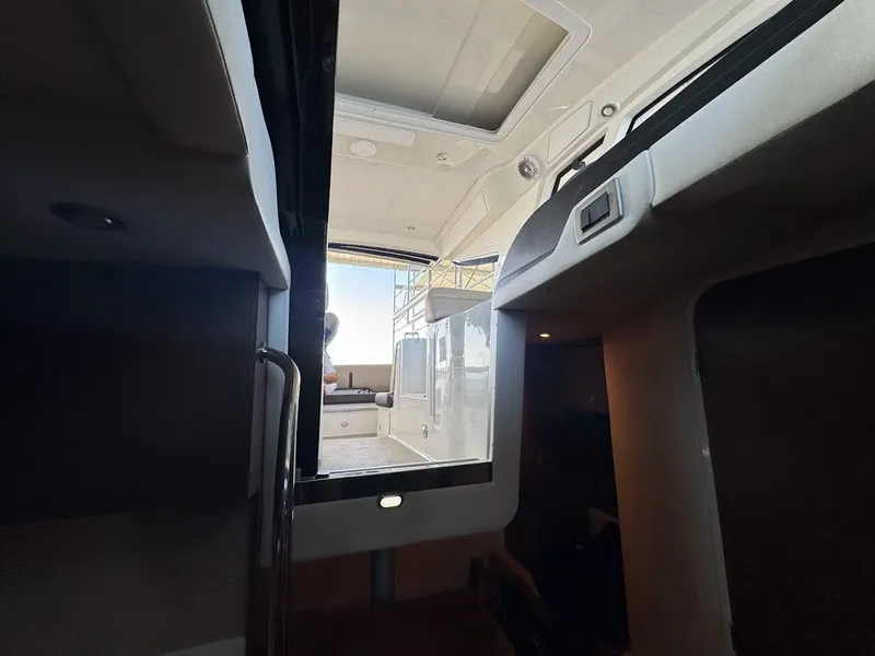 Slide: The Image of Sea Ray Sundancer 350 Coupe 2017 - 32