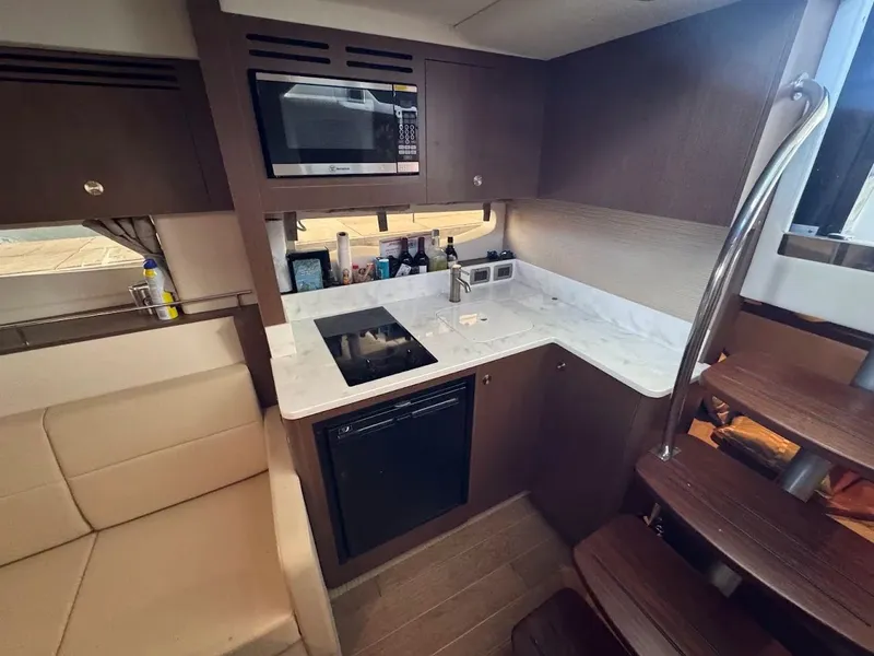 Slide: The Image of Sea Ray Sundancer 350 Coupe 2017 - 34