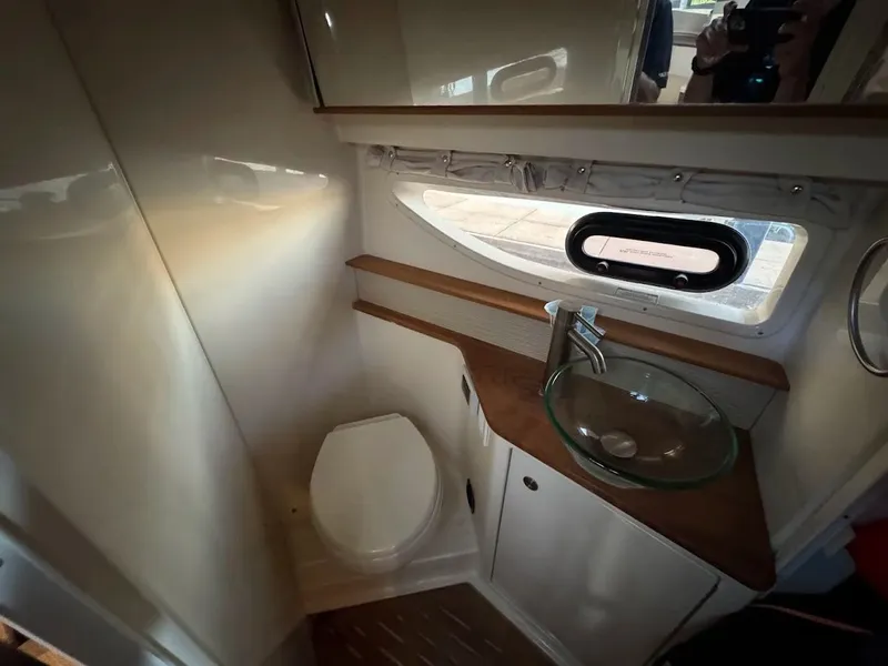 Slide: The Image of Sea Ray Sundancer 350 Coupe 2017 - 38