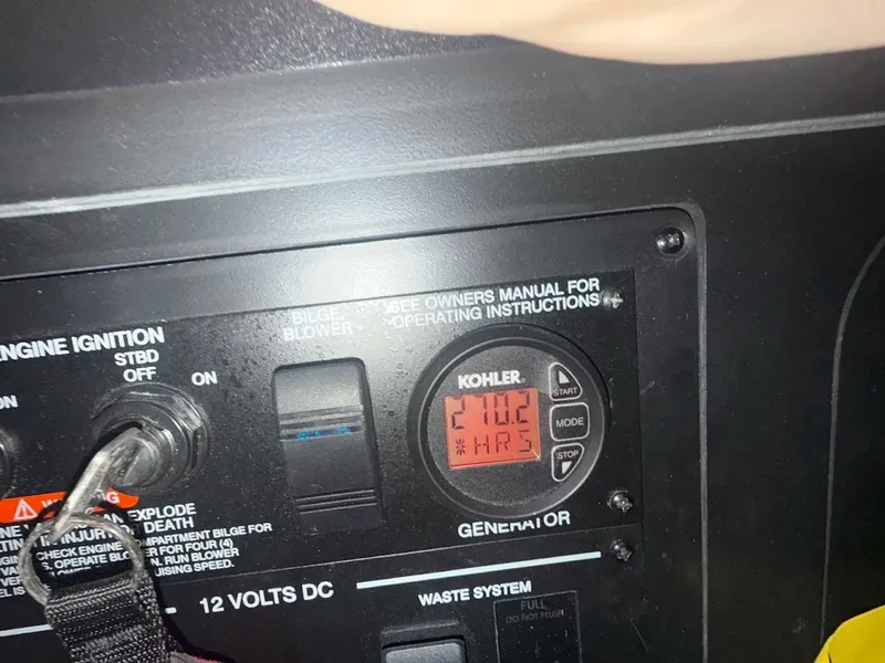 Slide: The Image of Sea Ray Sundancer 350 Coupe 2017 - 39