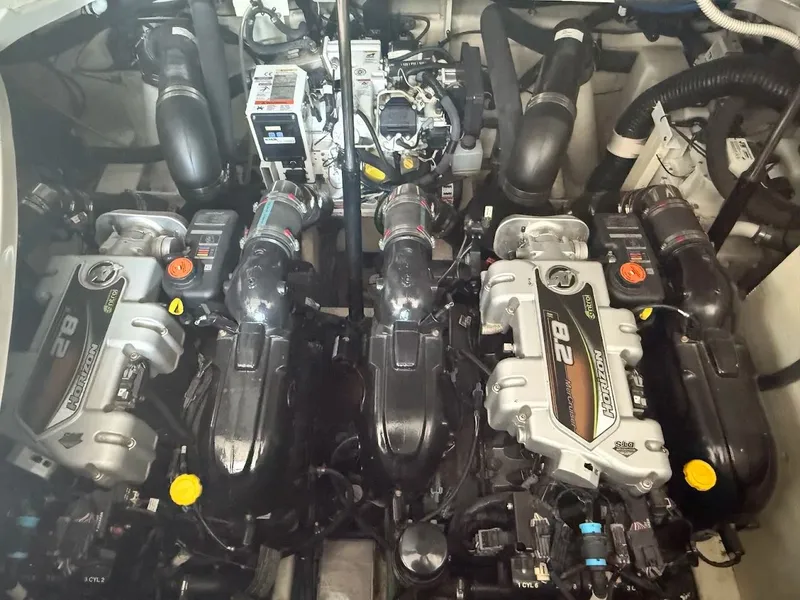 Slide: The Image of Sea Ray Sundancer 350 Coupe 2017 - 40