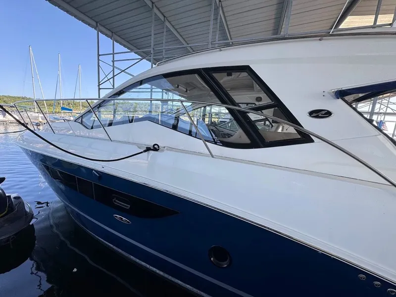 Slide: The Image of Sea Ray Sundancer 350 Coupe 2017 - 8