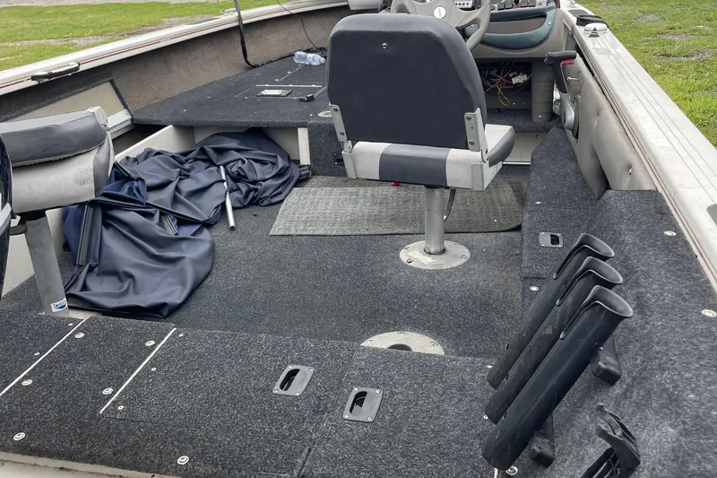 Slide: The Image of 2007 Crestliner Fish Hawk 1750 SC interior with seating and fishing rod holders. - 10