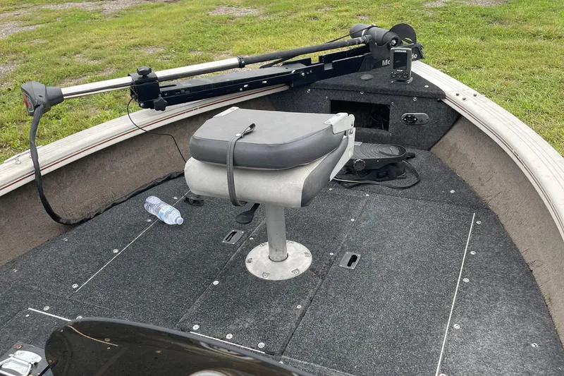 Slide: The Image of 2007 Crestliner Fish Hawk 1750 SC boat interior with seat and fishing equipment. - 13