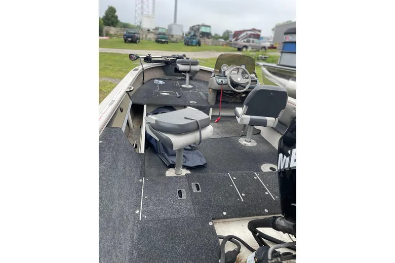 Slide: The Image of 2007 Crestliner Fish Hawk 1750 SC boat interior with seating and steering console. - 7