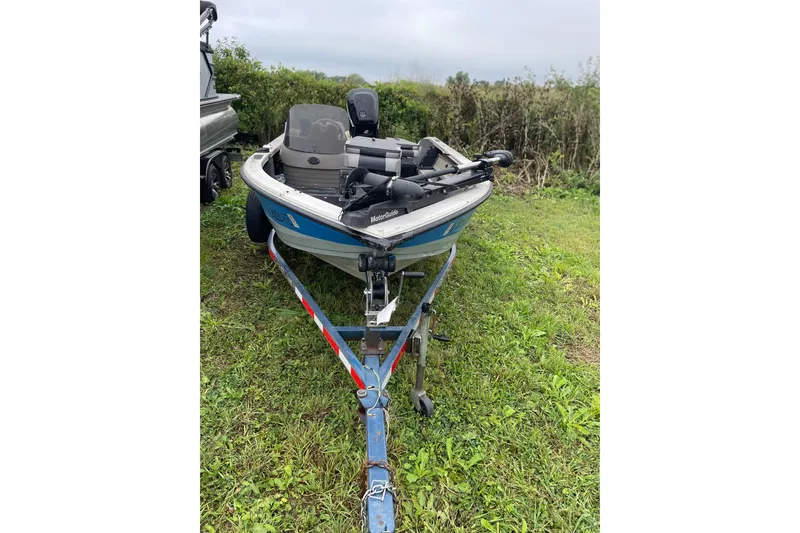 Slide: The Image of 2007 Crestliner Fish Hawk 1750 SC boat on trailer, parked on grassy area. - 9