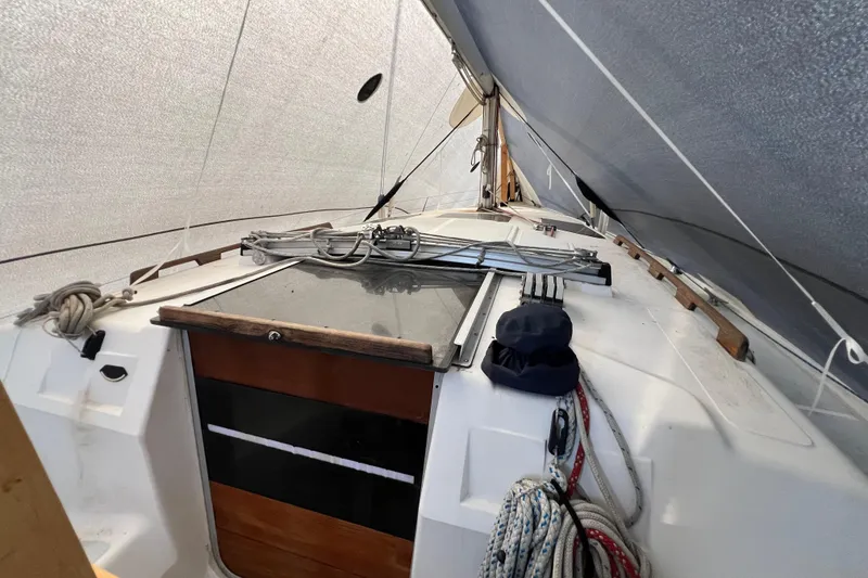 Slide: The Image of 1988 Hunter 333 sailboat interior with ropes and equipment under sail. - 4