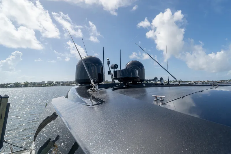 Slide: The Image of 2009 Lazzara LSX 75 yacht deck with antennas, under a clear blue sky. - 19