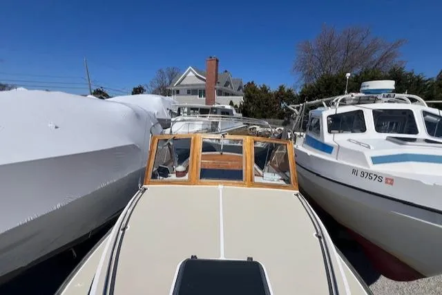 Slide: The Image of 2001 Duffy 26 boat docked between two other boats under clear blue sky. - 18