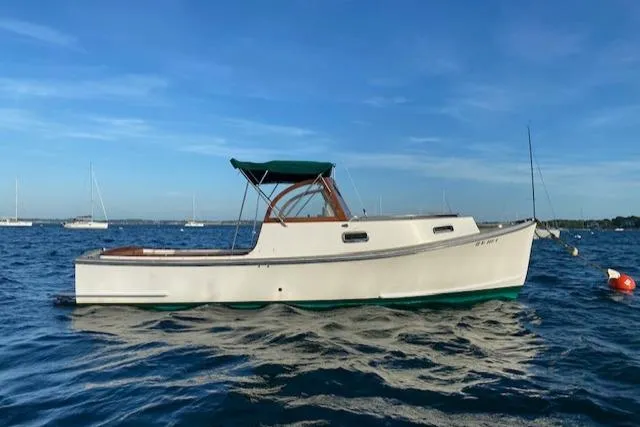 Slide: The Image of 2001 Duffy 26 boat on calm water under clear blue sky. - 5
