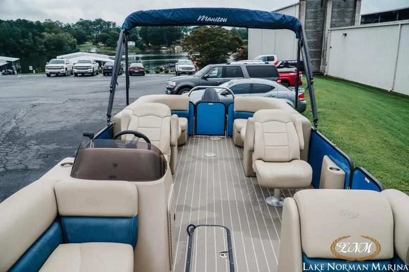 Slide: The Image of Manitou 23 Aurora 2020 - 10