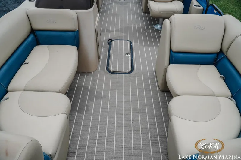 Slide: The Image of Manitou 23 Aurora 2020 - 11