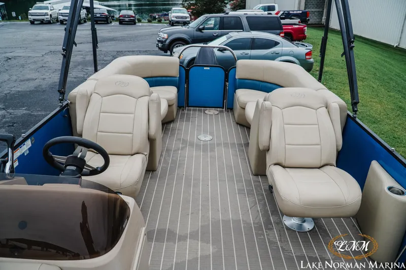 Slide: The Image of Manitou 23 Aurora 2020 - 12