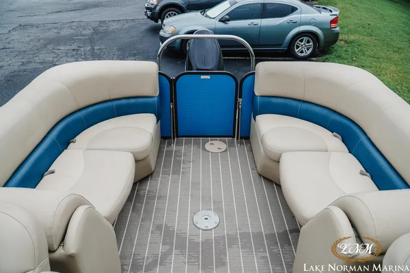 Slide: The Image of Manitou 23 Aurora 2020 - 13