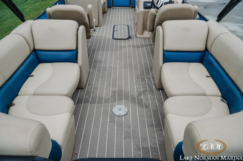 Slide: The Image of Manitou 23 Aurora 2020 - 5