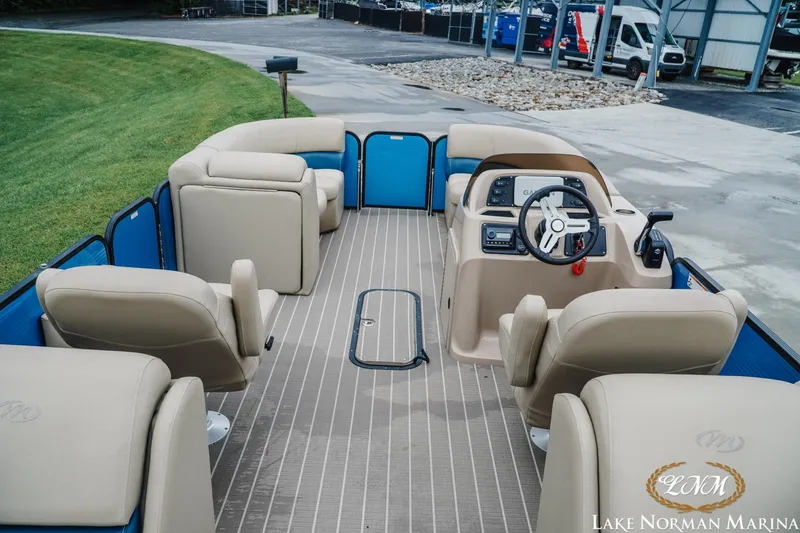 Slide: The Image of Manitou 23 Aurora 2020 - 6