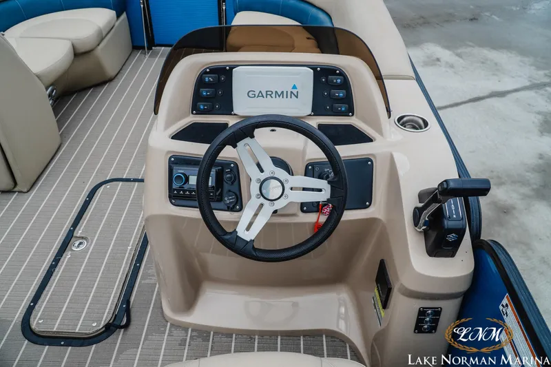 Slide: The Image of Manitou 23 Aurora 2020 - 8