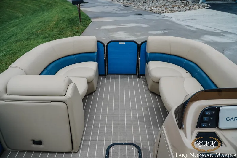 Slide: The Image of Manitou 23 Aurora 2020 - 9